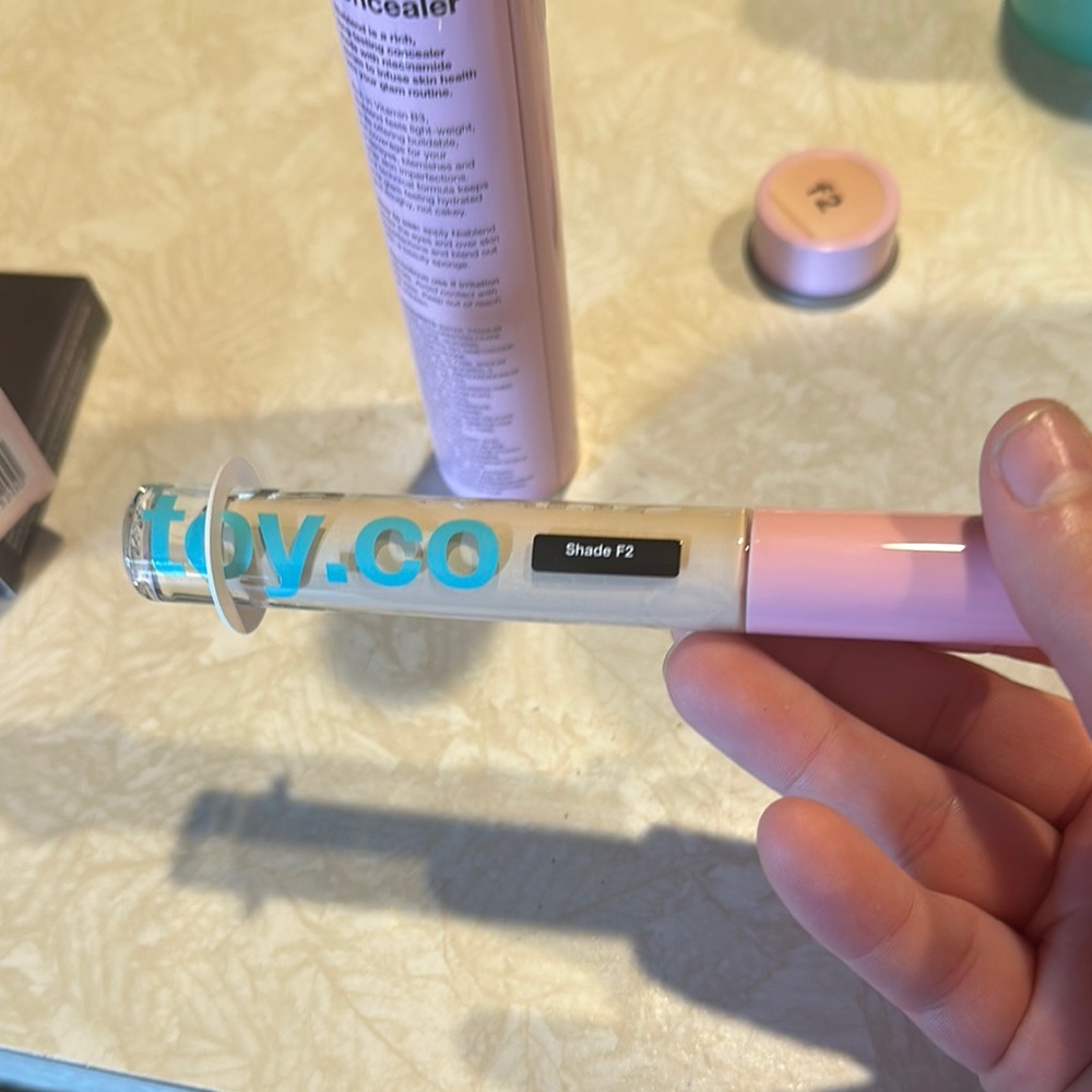 Pink Concealer Makeup Tool - Picture 4 of 6